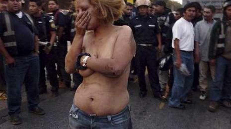 Linč Torresove so v zadnjem trenutku preprečili policisti. (Foto: bild.de)