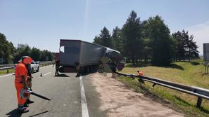 gorenjska avtocesta, nesreča, tovornjak trčil v odbojno ograjo