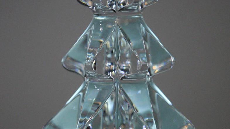 Takšne steklene smrekice in Gorenjkine dobrote je kmetijsko ministrstvo poslalo 