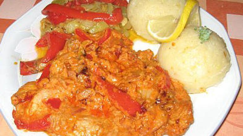 K zrezkom servirajte kruhove cmoke ali krompir.