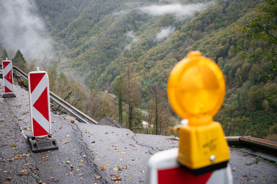 Robert Golob na obisku v Baški grapi Baška grapa poplave | Avtor: Boštjan Podlogar/STA