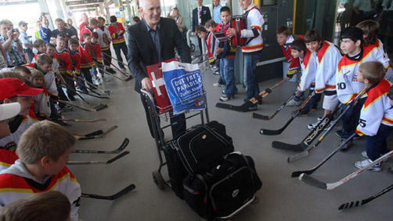 Slavnostni špalir za Rudija Hitija ob prihodu iz letališke zgradbe na Brniku.