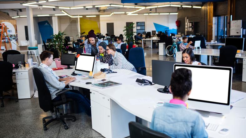 Moderna večja pisarna polna ljudi