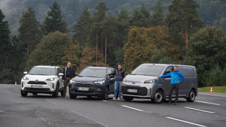 Preizkus zaviranja s Toyotinimi vozili na AMZS poligonu varne vožnje na Vranskem.