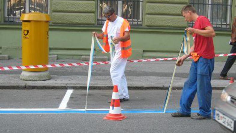 Pred pošto na Slomškovem trgu bo po novem območje kratkotrajnega brezplačnega pa