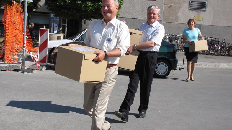 “Dela je dovolj, knjižnico bomo selili 14 dni,” je dejal prostovoljec in župan M