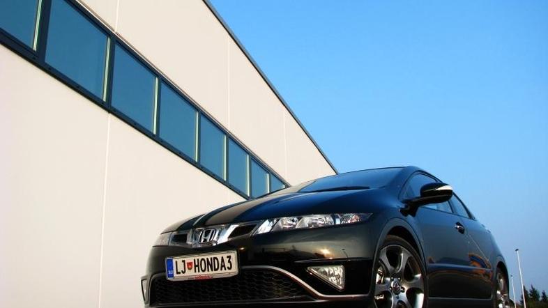 Civic po videzu in v veliki meri tudi po voznih lastnostih ostaja mali športni k