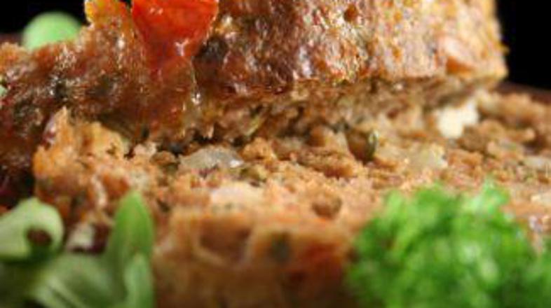 K mesni štruci se lepo podata zelenjavna omaka in pire krompir.