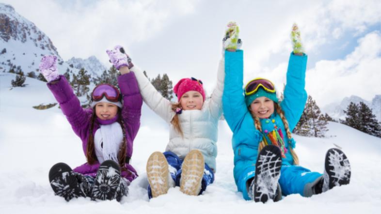 otroci sneg zima veselje čevlji smučanje