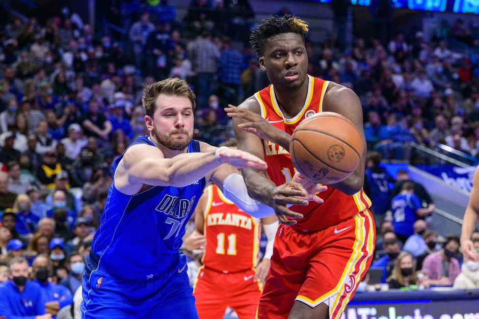 Luka Dončić in Clint Capela | Avtor: Profimedia