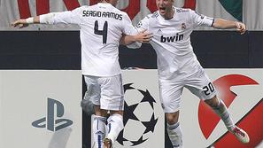 (AC Milan - Real Madrid) Gonzalo Higuain inSergio Ramos