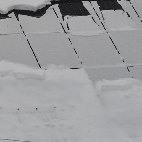 Sneg na sončni elektrarni