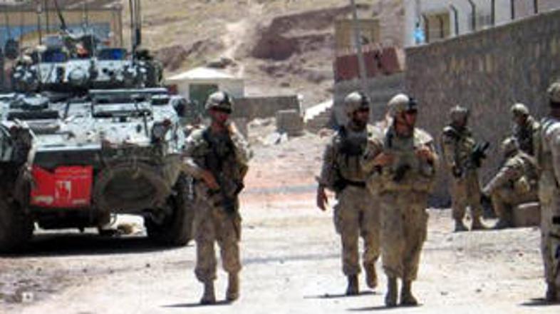 Okrog devete ure zjutraj bodo slovenski vojaki pristali v Sloveniji. Foto: Reute