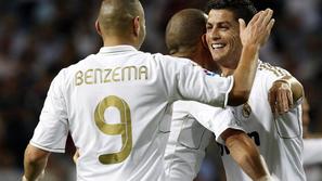 Cristiano Ronaldo in Karim Benzema proslavljata gol proti Getafeju