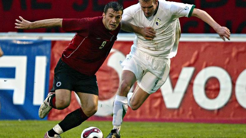 Matej Mavrič v boju z albanskim reprezentantom Edmondom Kapllanijem