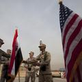 Menjava zastav v Iraku ob odhodu Američanov.