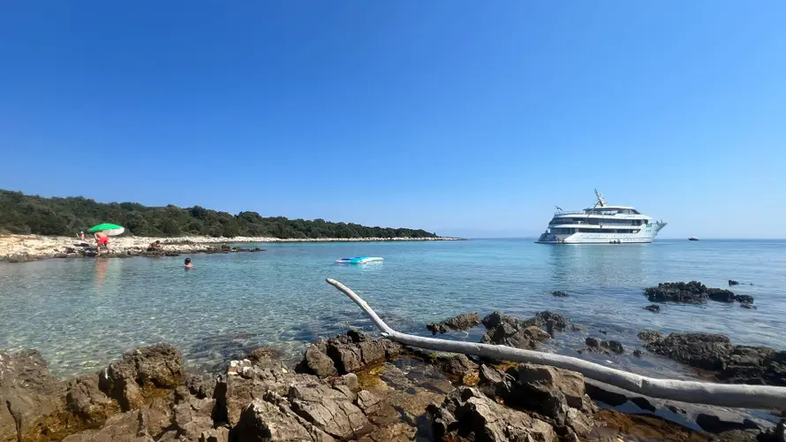 Križarka na hrvaški obali