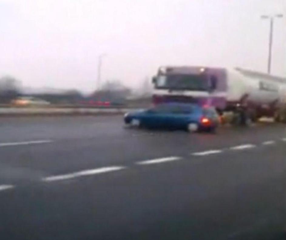 Tragedijo, ki se je na srečo iztekla srečno, je v objektiv ujel anonimni voznik.