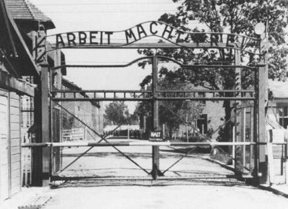 Originalni napis "Delo osvobaja". (Foto: Muzej Auschwitz)