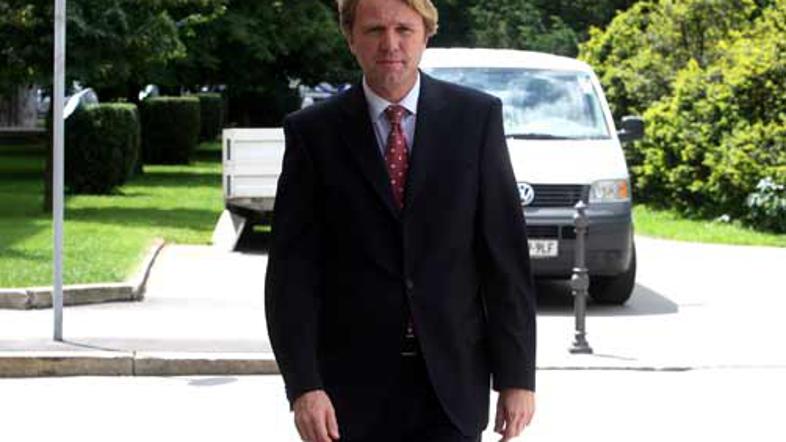 Golobič poudarja, da je edini politik v Sloveniji, ki je javno razkril svoje pre