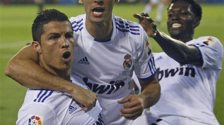 Slavje po zmagovitem golu - Cristiano Ronaldo (levo) v družbi Alvara Arbeloe in 