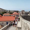 Turisti na dubrovniškem obzidju (Foto: Pixell)