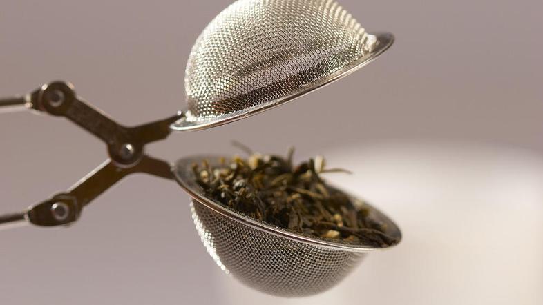 Pri vnetem grlu se lahko vedno zatečemo k čajem. (Foto: Shutterstock)