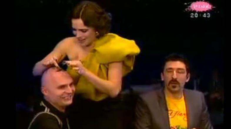 Voditeljeve lase je prilepila na glavo njegovega kolega. (Foto: TVPink)