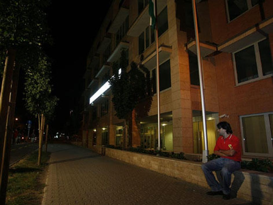 Zvesti navijač Ferrarija je vso noč sedel pred bolnišnico v Budimpešti, da bi iz