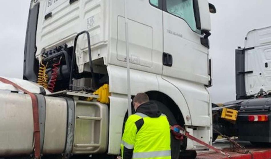 Sprla sta se voznika tovornjaka, najprej ga je pljunil, nato mu je zlomil nos