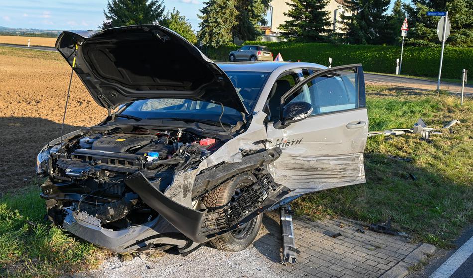 Huda nesreča: Zapeljal na nasprotni pas, silovito je počilo