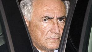 Ko je sobarica vstopila v sobo, da jo pospravi, naj bi iz kopalnice stopil nag F