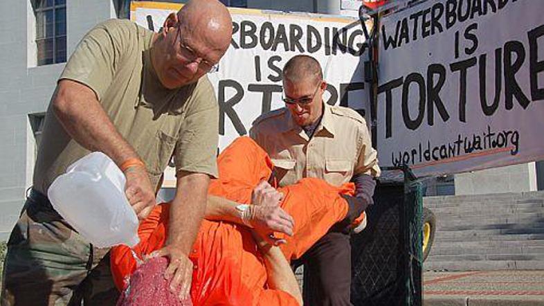 Z vodnim deskanjem (na fotografiji simulacija nasprotnikov) so ameriški zaslišev