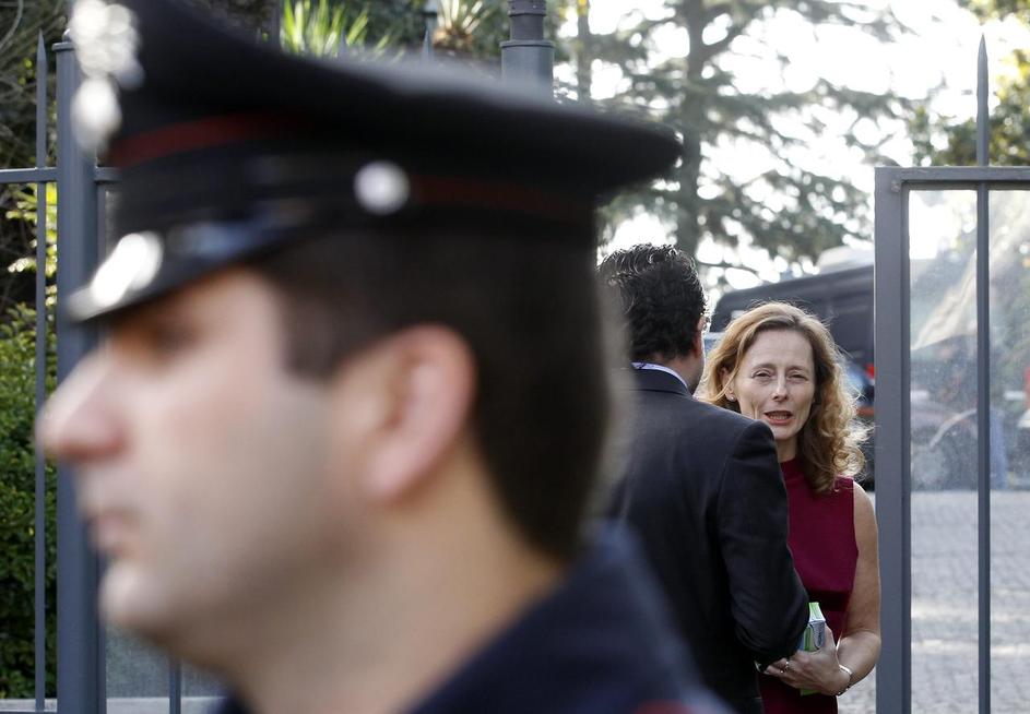 Soproga švicarskega ambasadorja pred vhodom (Foto: Reuters)
