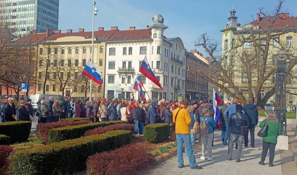 Pred sodiščem vre, protestniki zahtevajo spoštovanje "božjega čudeža"