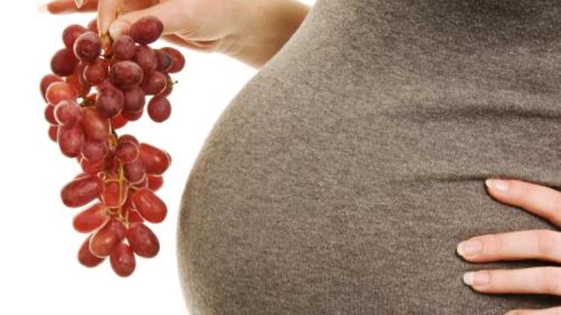 Grozdje ima zeleno luč, vino rdečo.