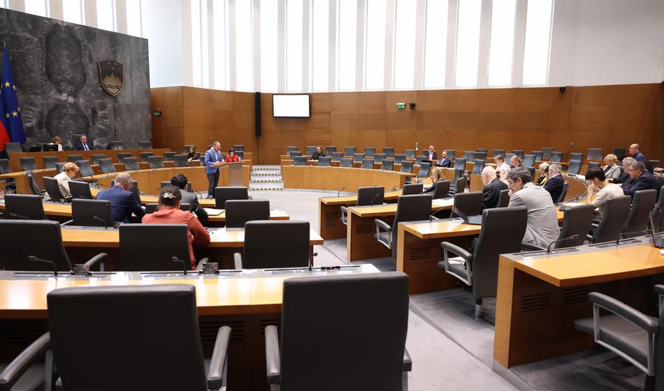 Takšna je razlika med vodilnima strankama