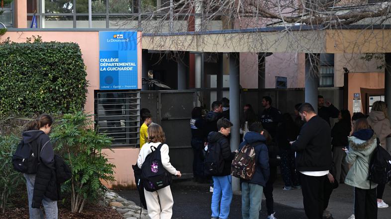 dijaki pred srednjo šolo v Sanary-sur-Mer