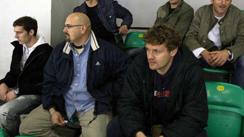 Košarkarji in trener Olimpije so v Tivoliju spremlaji tudi hokejiste. Bodo prav 