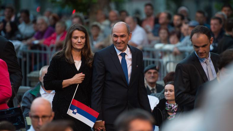 Urška Bačovnik Janša in Janez Janša na državni proslavi na Kongresnem trgu