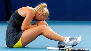 Caroline Wozniacki je na dvoboju z Ano Ivanović padla in si poškodovala koleno, 