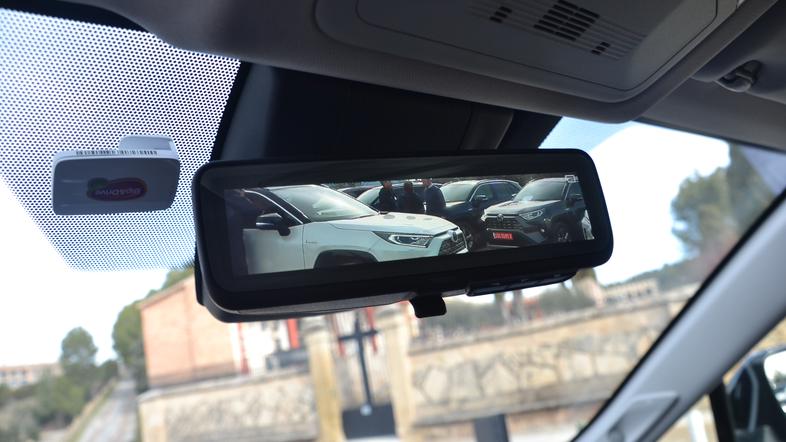 Digitalno ogledalo v toyoti RAV4