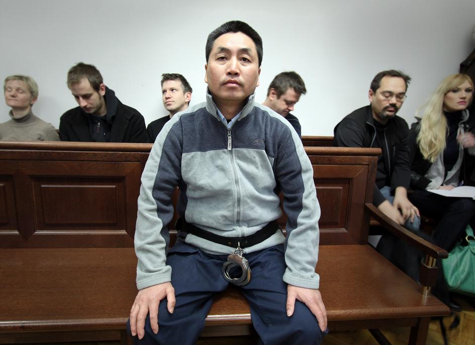 Sodišče še vedno ni našlo obdolženčeve žene, katere zaslišanje zahtevata tako ob