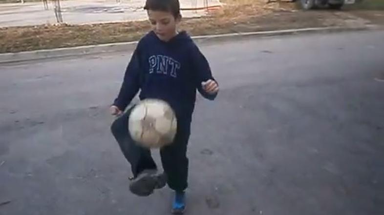 Saš Radomlje žongliranje žoga žongler