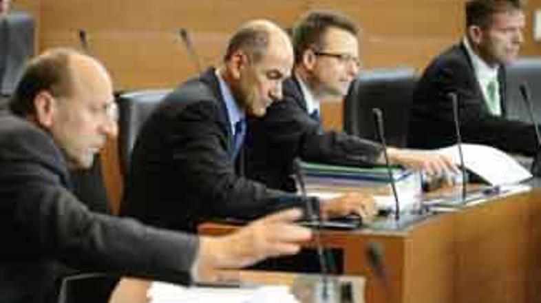 Janez Janša med glasovanjem.