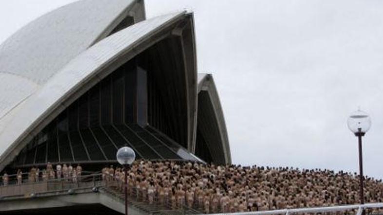 Ko je sonce vzšlo, je Tunick prostovoljcem naročil, naj naredijo nekaj poz, delo
