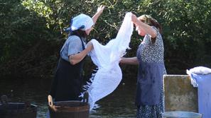 Ob uradnem odprtju pešpoti so pohodnikom prikazali, kako so nekoč prali perilo.