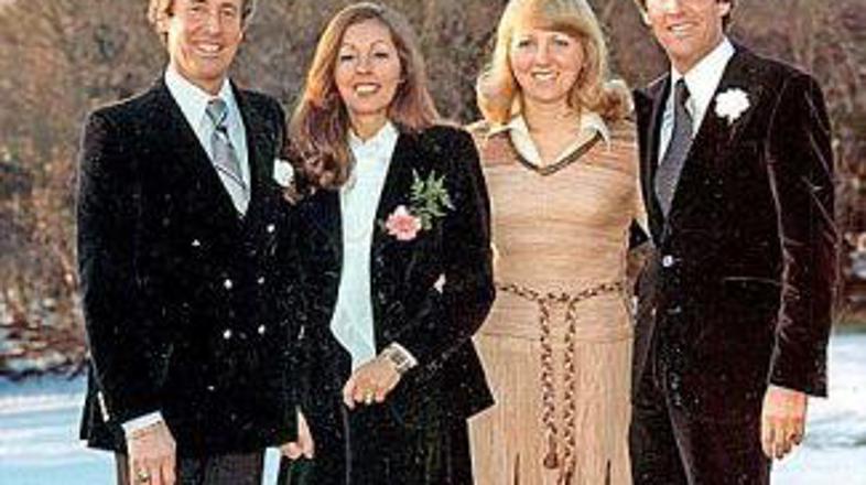 Le poročila sta se z različnima ženskama.