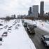Vozniki v Chicagu so morali svoja vozila pustiti kar v snegu.