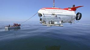 Mir-2 med spuščanjem na površje Bajkalskega jezera. Obe podmornici, že proslavlj